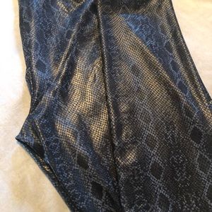Blue snake print legging/pant.